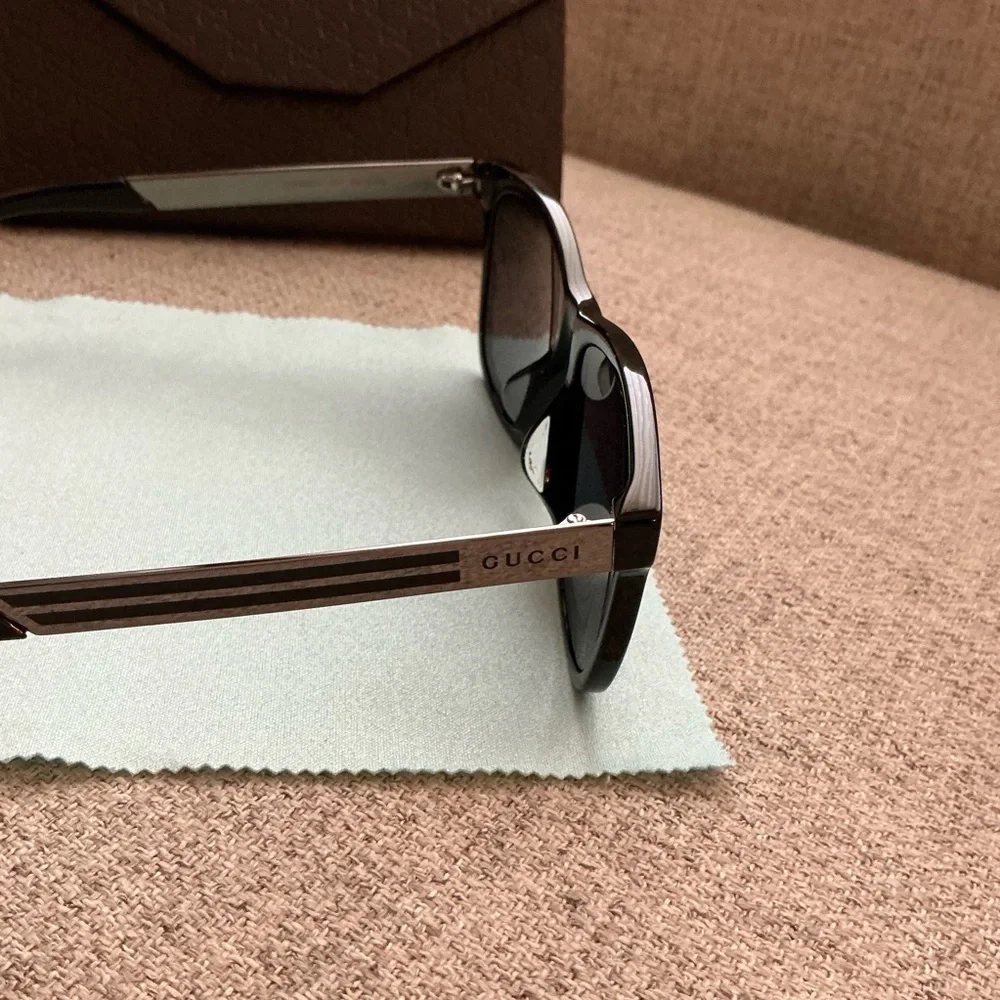 Gucci Black Wayfarer Sunglasses Timeless Design - Picture 7 of 10